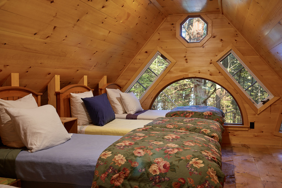 Modelo de habitación de invitados rural de tamaño medio sin chimenea con paredes beige y suelo de madera oscura