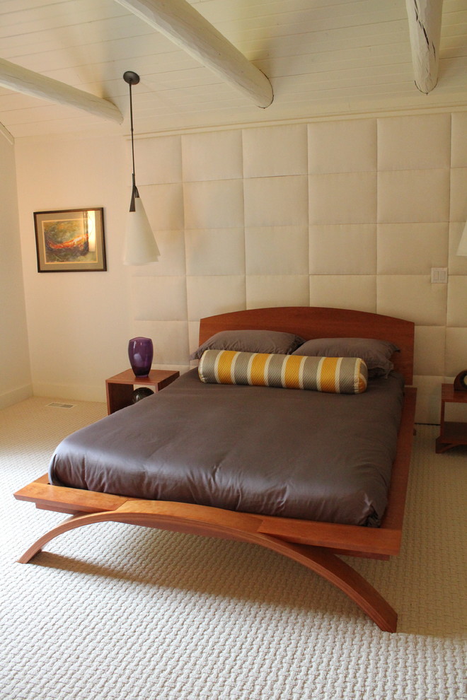Kleines Modernes Hauptschlafzimmer ohne Kamin mit weißer Wandfarbe, Teppichboden, weißem Boden und freigelegten Dachbalken in Sonstige