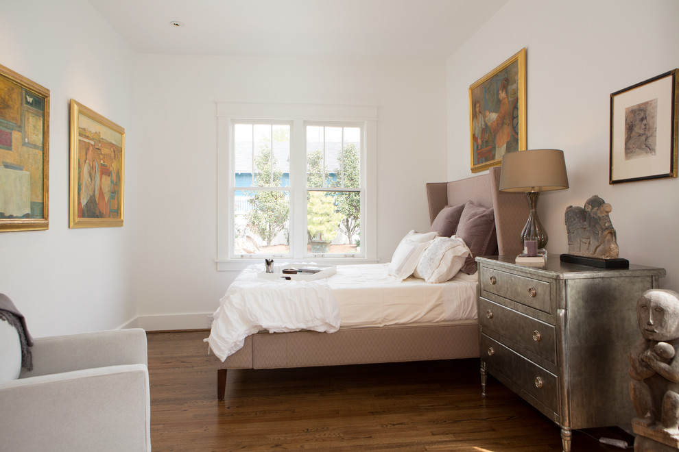Klassisches Schlafzimmer ohne Kamin mit weißer Wandfarbe und braunem Holzboden in Nashville
