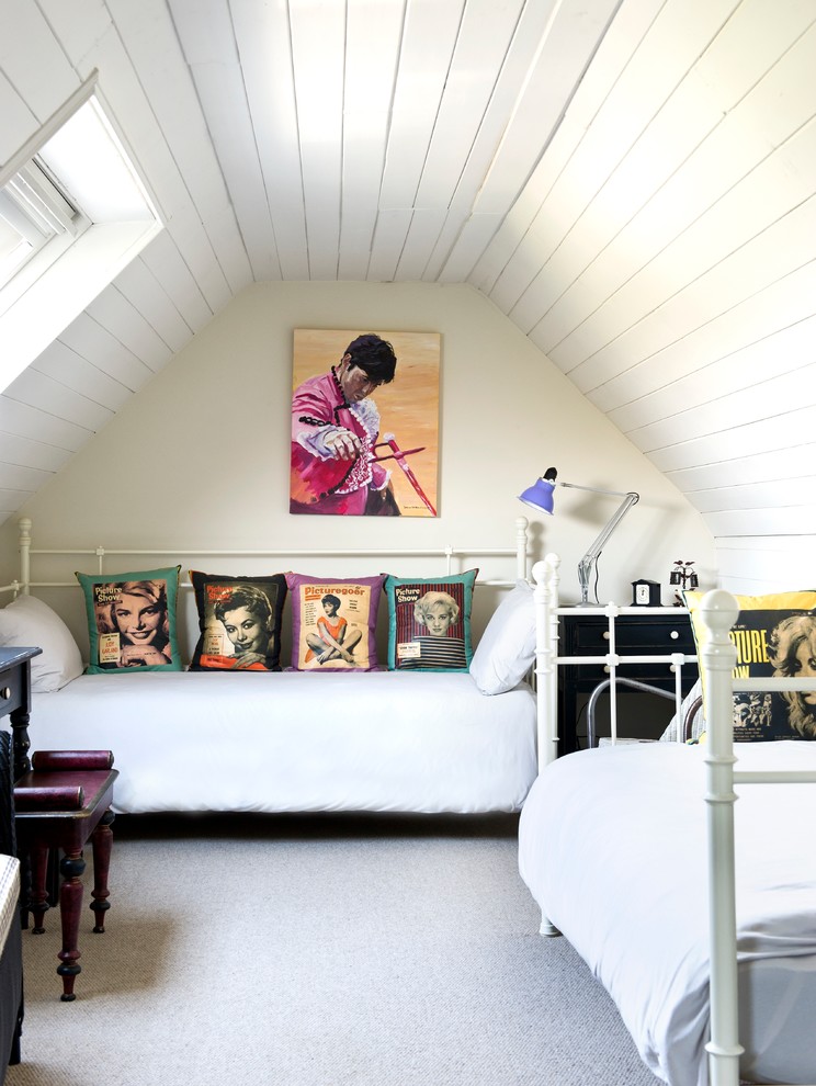 他の地域にある小さなエクレクティックスタイルのおしゃれな客用寝室 (白い壁、カーペット敷き、暖炉なし、勾配天井)