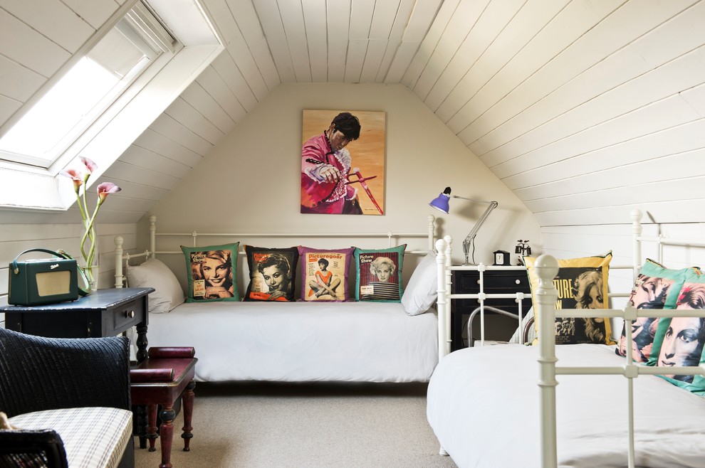 Immagine di una camera degli ospiti boho chic di medie dimensioni con pareti bianche e moquette