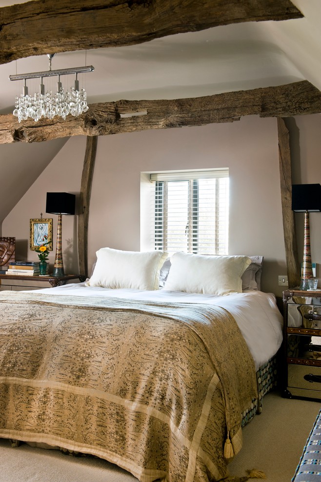 Пример оригинального дизайна: хозяйская спальня среднего размера в стиле фьюжн с серыми стенами и ковровым покрытием