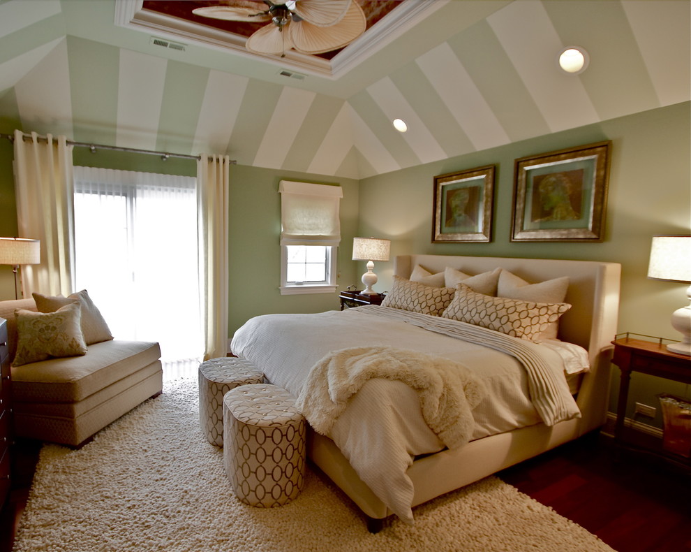 Идея дизайна: спальня в стиле неоклассика (современная классика) с зелеными стенами