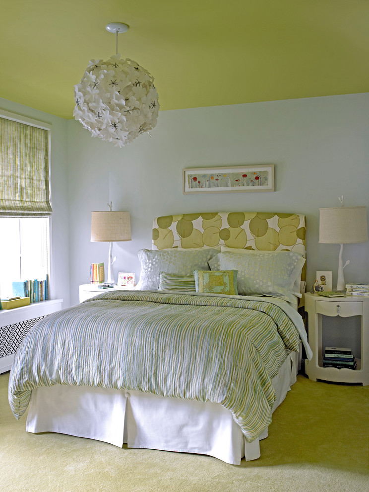 Eklektisches Schlafzimmer ohne Kamin mit weißer Wandfarbe, Teppichboden und grünem Boden in New York