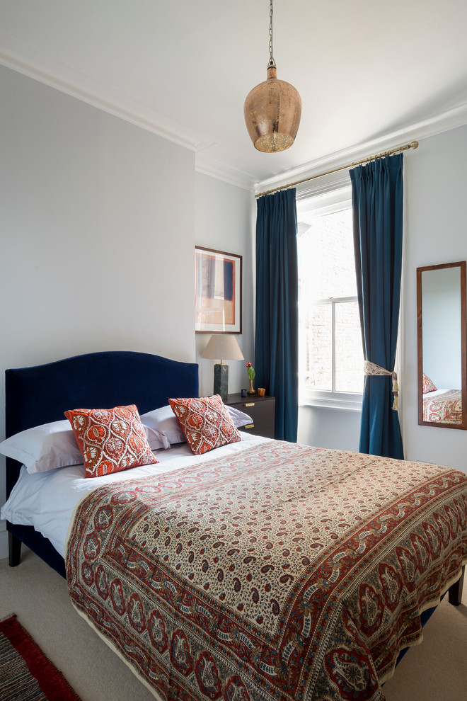 ロンドンにあるエクレクティックスタイルのおしゃれな寝室 (青い壁、カーペット敷き、青いカーテン) のレイアウト