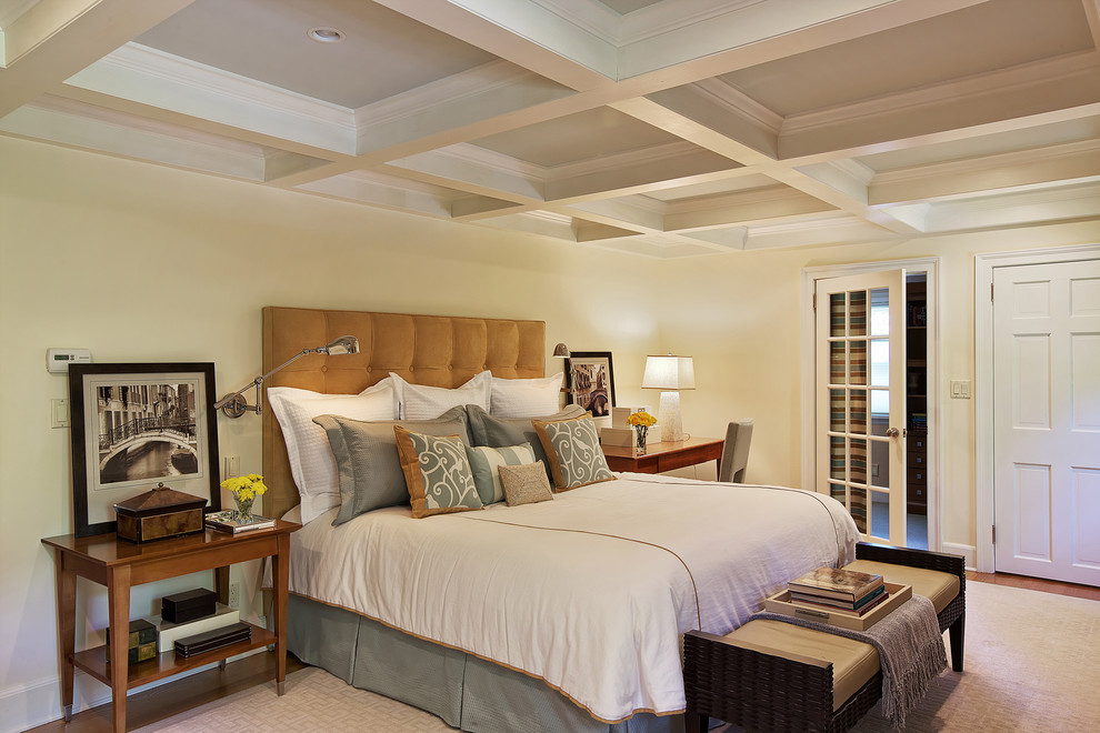 Cette photo montre une chambre éclectique avec un mur beige, un sol en bois brun et aucune cheminée.