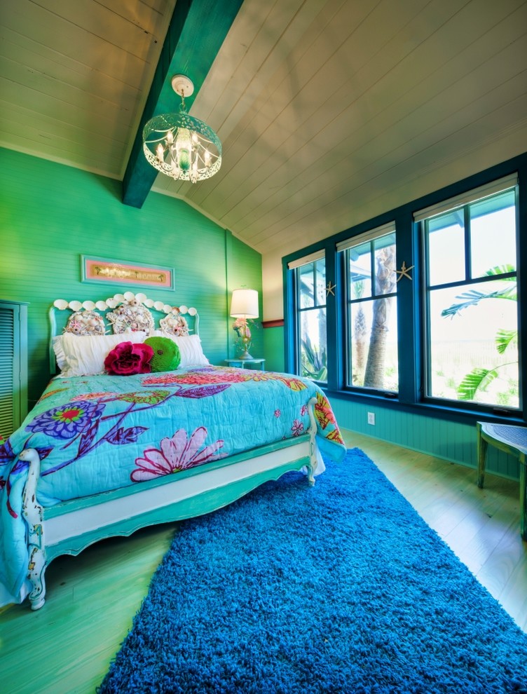 Diseño de dormitorio bohemio con suelo de madera pintada y suelo turquesa