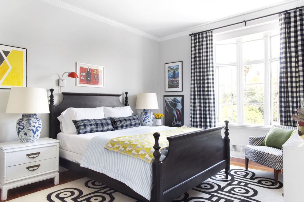 Diseño de dormitorio principal bohemio sin chimenea con paredes grises y suelo de madera en tonos medios