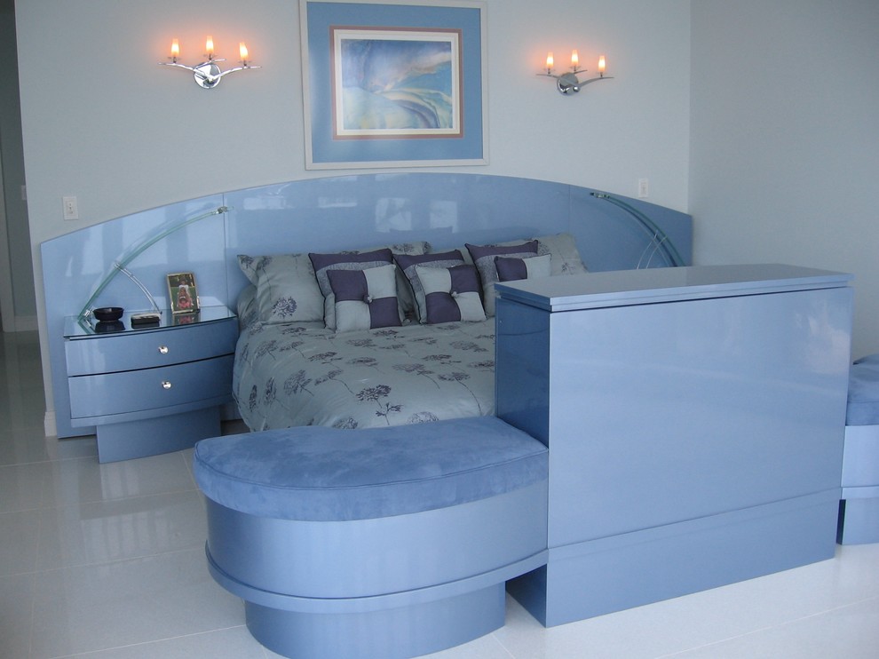Immagine di una camera da letto boho chic con pareti blu