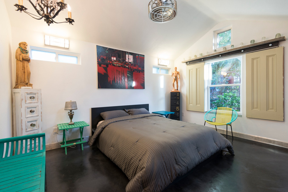 サンフランシスコにあるエクレクティックスタイルのおしゃれな主寝室 (白い壁、コンクリートの床、暖炉なし、黒い床) のレイアウト