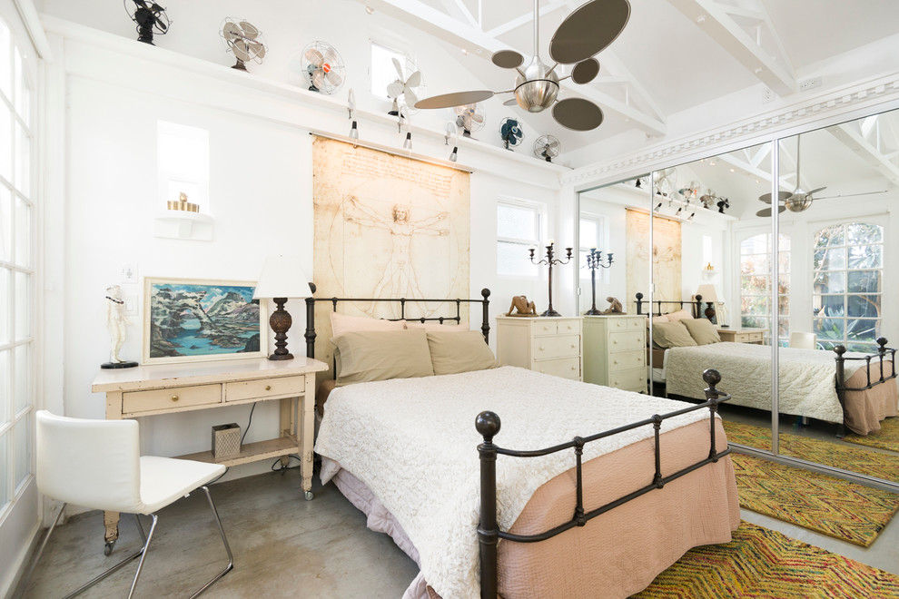 Свежая идея для дизайна: хозяйская спальня среднего размера в стиле фьюжн с белыми стенами и бетонным полом без камина - отличное фото интерьера