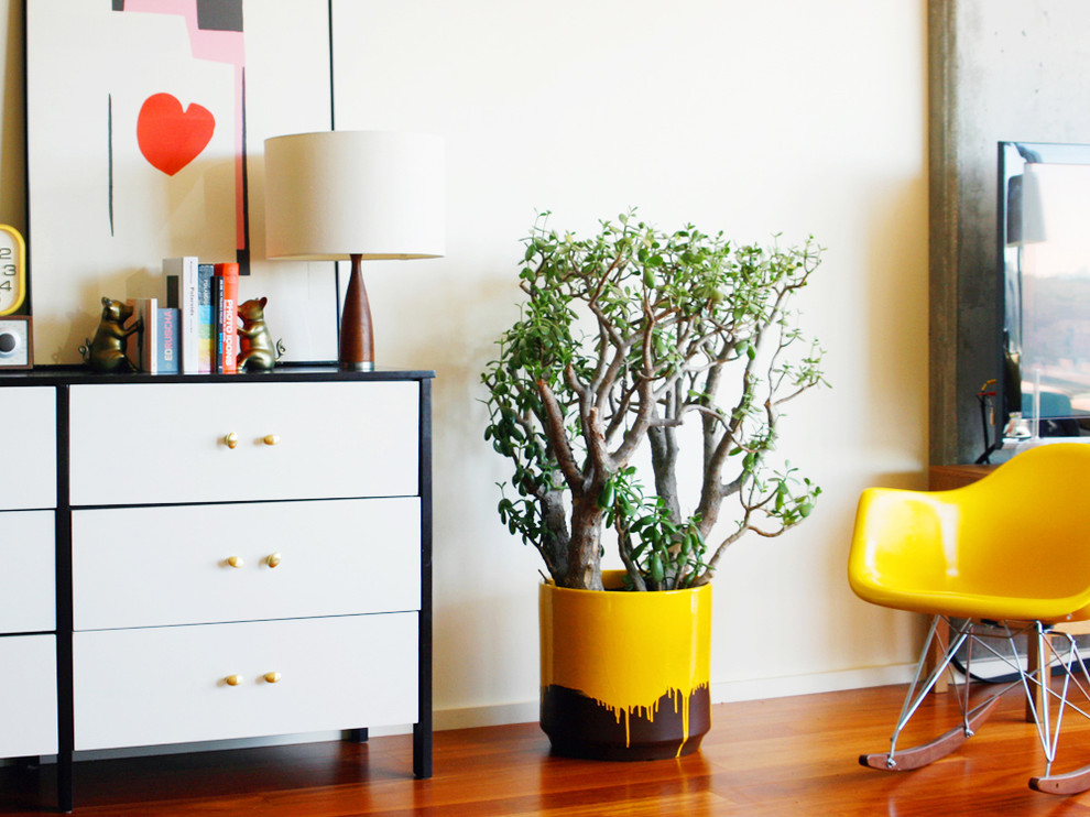 Inspiration for an eclectic bedroom remodel in Los Angeles with beige walls