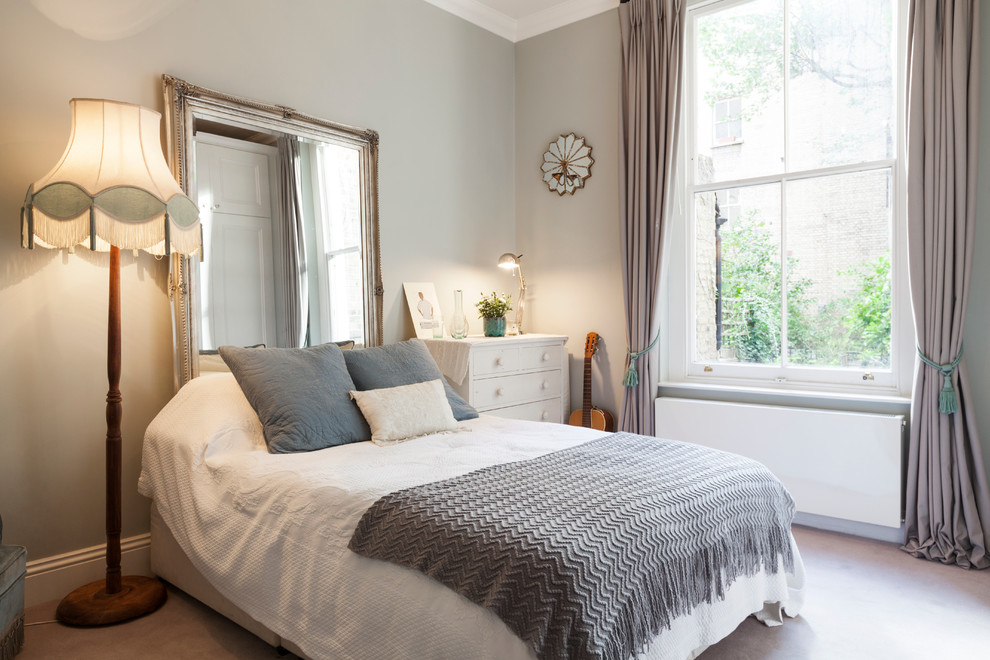 Stilmix Schlafzimmer mit grauer Wandfarbe und Teppichboden in London