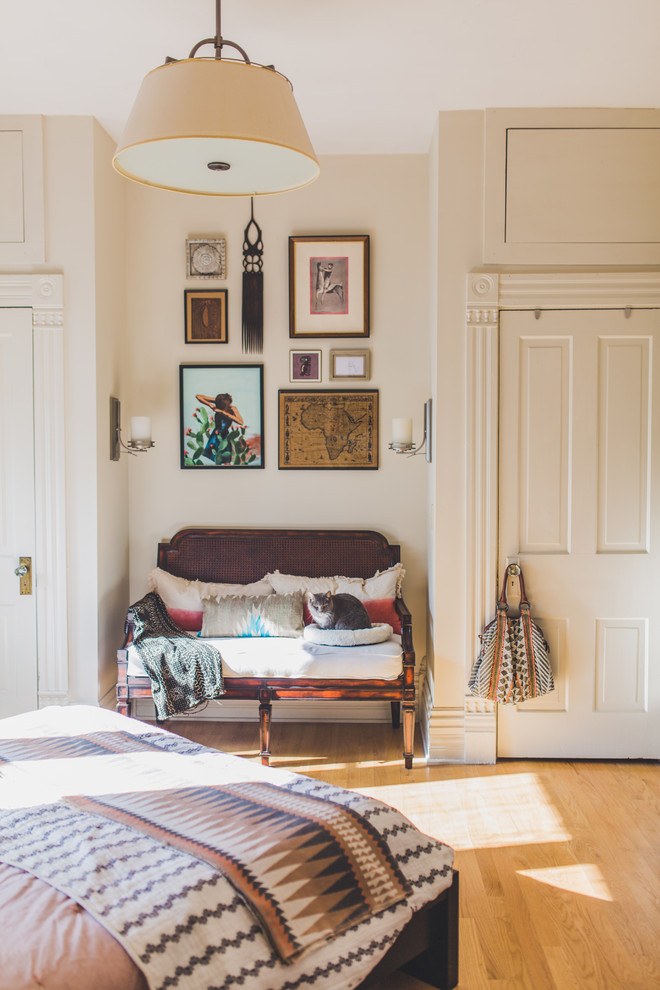 Источник вдохновения для домашнего уюта: спальня в стиле фьюжн с бежевыми стенами, паркетным полом среднего тона и коричневым полом