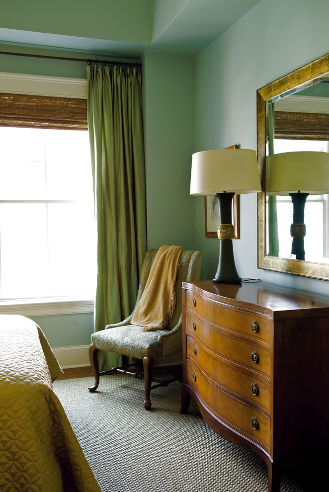Стильный дизайн: спальня в стиле фьюжн с зелеными стенами - последний тренд