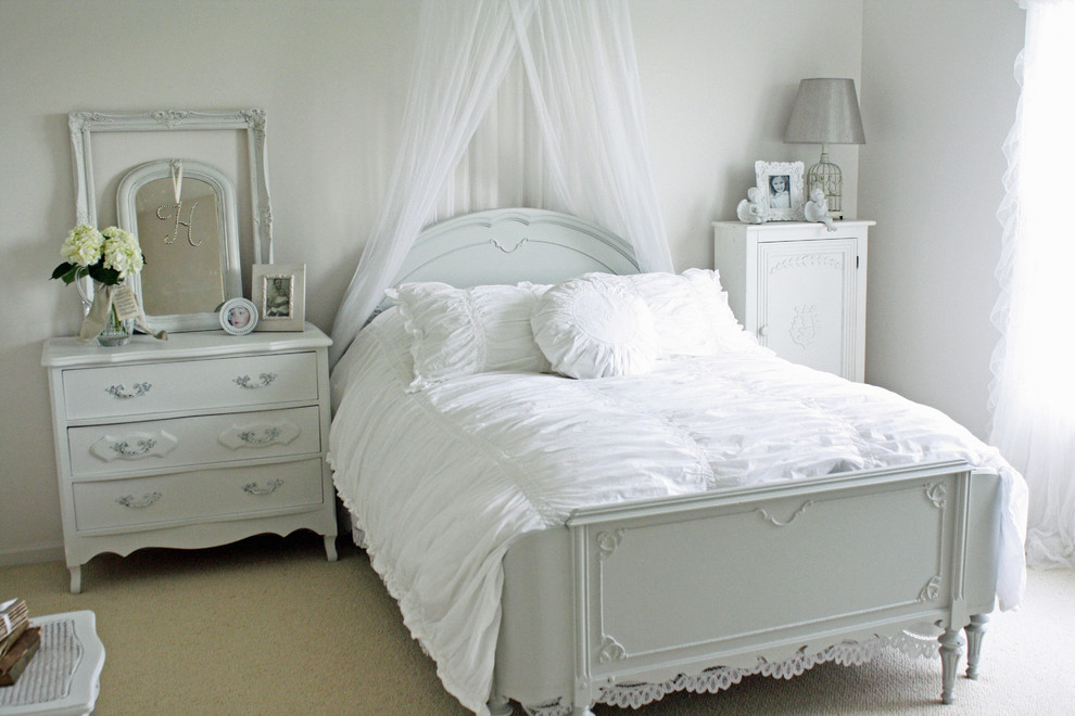 Inspiration för ett sovrum, med vita väggar och heltäckningsmatta