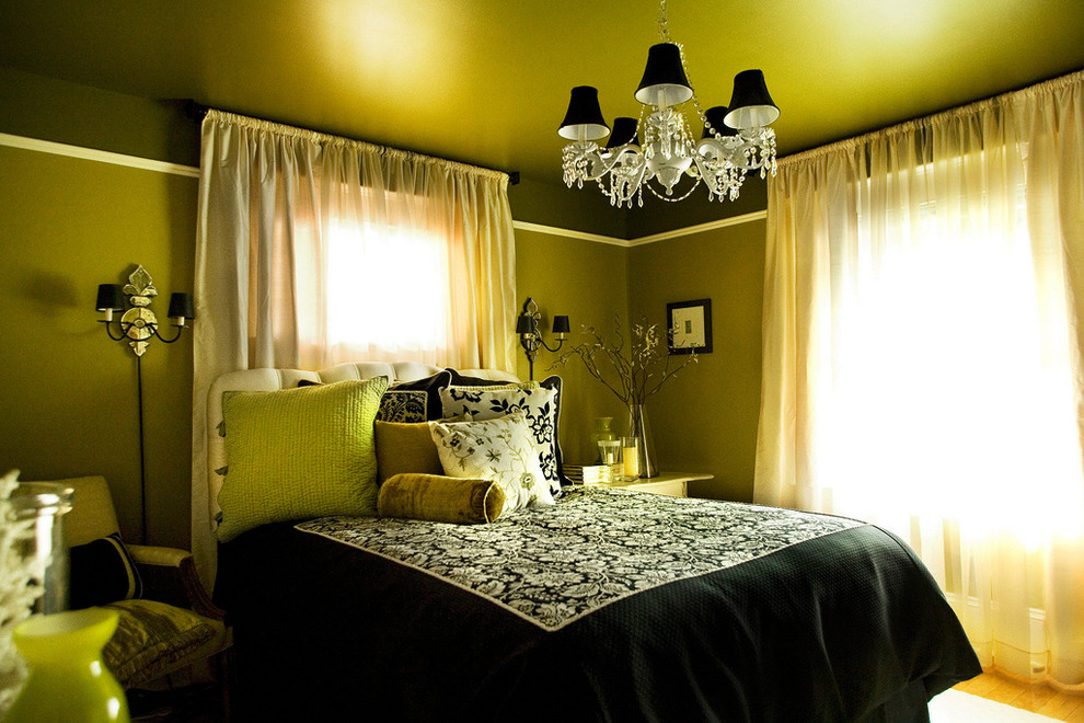 Inspiration för ett eklektiskt sovrum, med gröna väggar