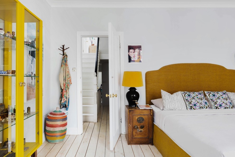 Mittelgroßes Stilmix Schlafzimmer mit hellem Holzboden und grauer Wandfarbe in London