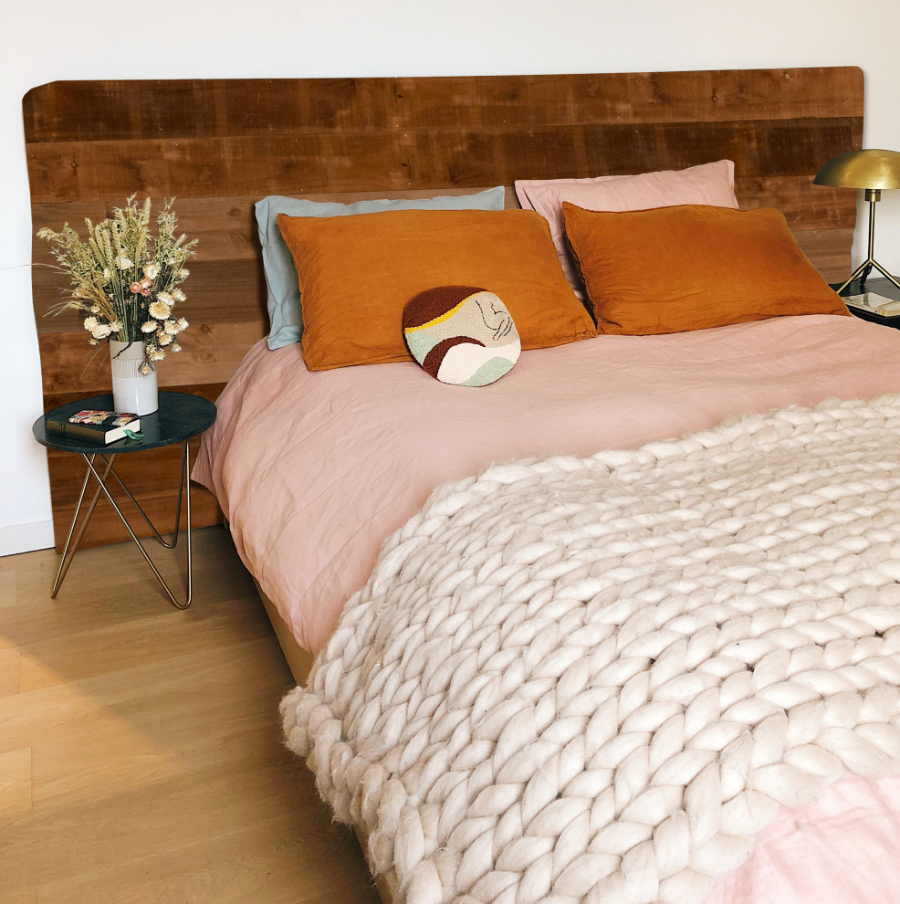 Ejemplo de dormitorio principal y abovedado bohemio de tamaño medio sin chimenea con paredes blancas, suelo de madera en tonos medios, suelo marrón y machihembrado