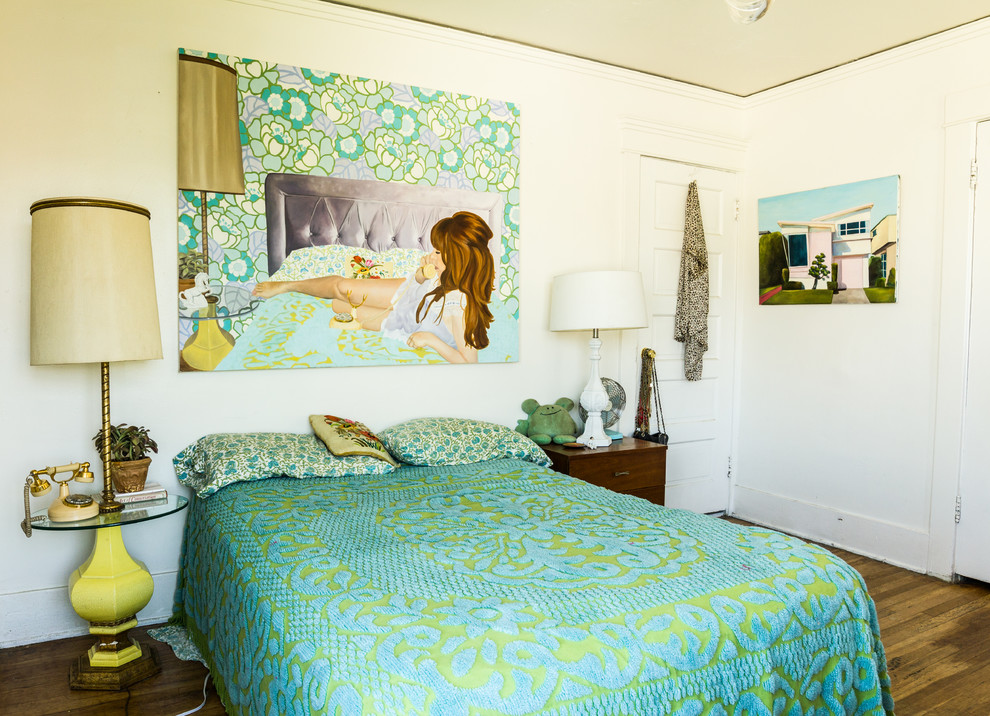 Eklektisches Schlafzimmer mit weißer Wandfarbe und braunem Holzboden in Los Angeles