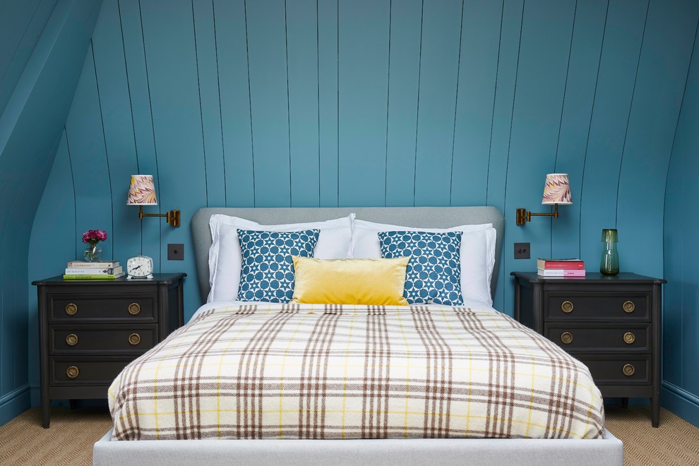 Cette image montre une chambre avec moquette bohème avec un mur bleu et un sol beige.