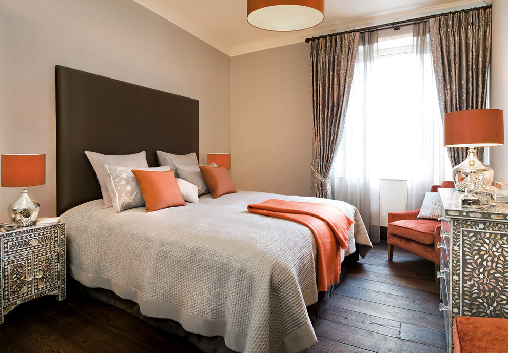 Imagen de dormitorio bohemio con paredes grises, suelo de madera oscura y suelo marrón