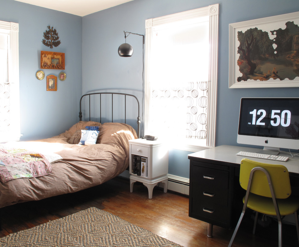 Cette image montre une chambre bohème avec un mur bleu.