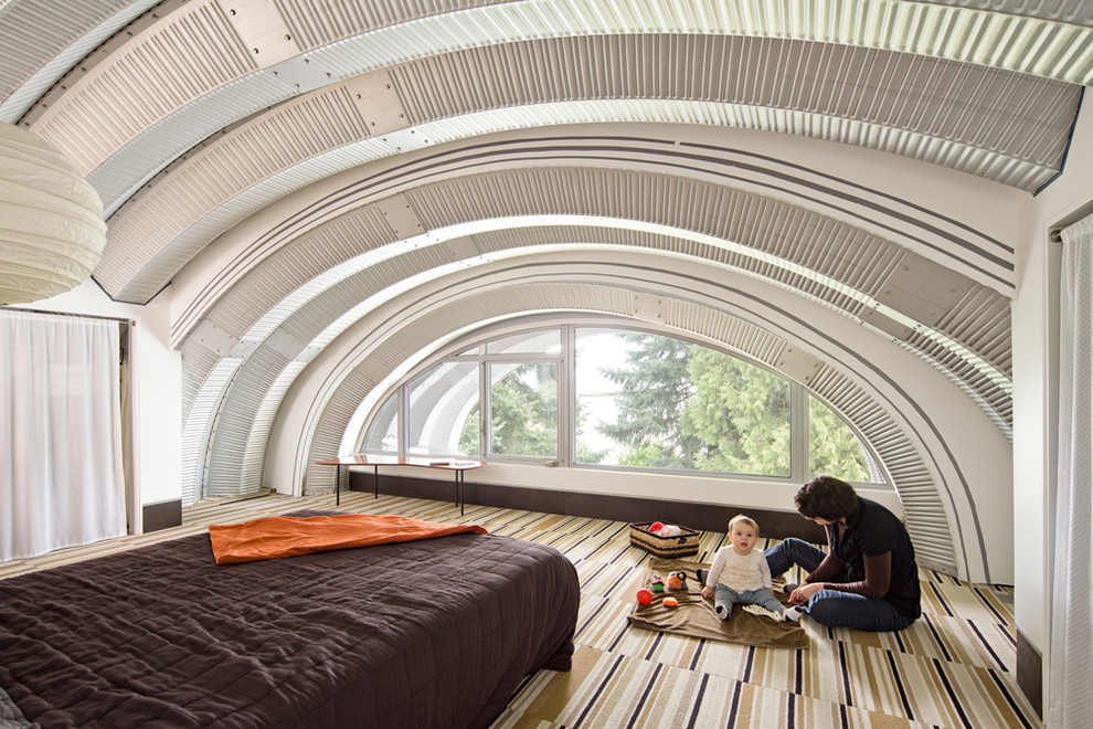Stilmix Schlafzimmer im Dachboden mit Teppichboden und buntem Boden in Portland