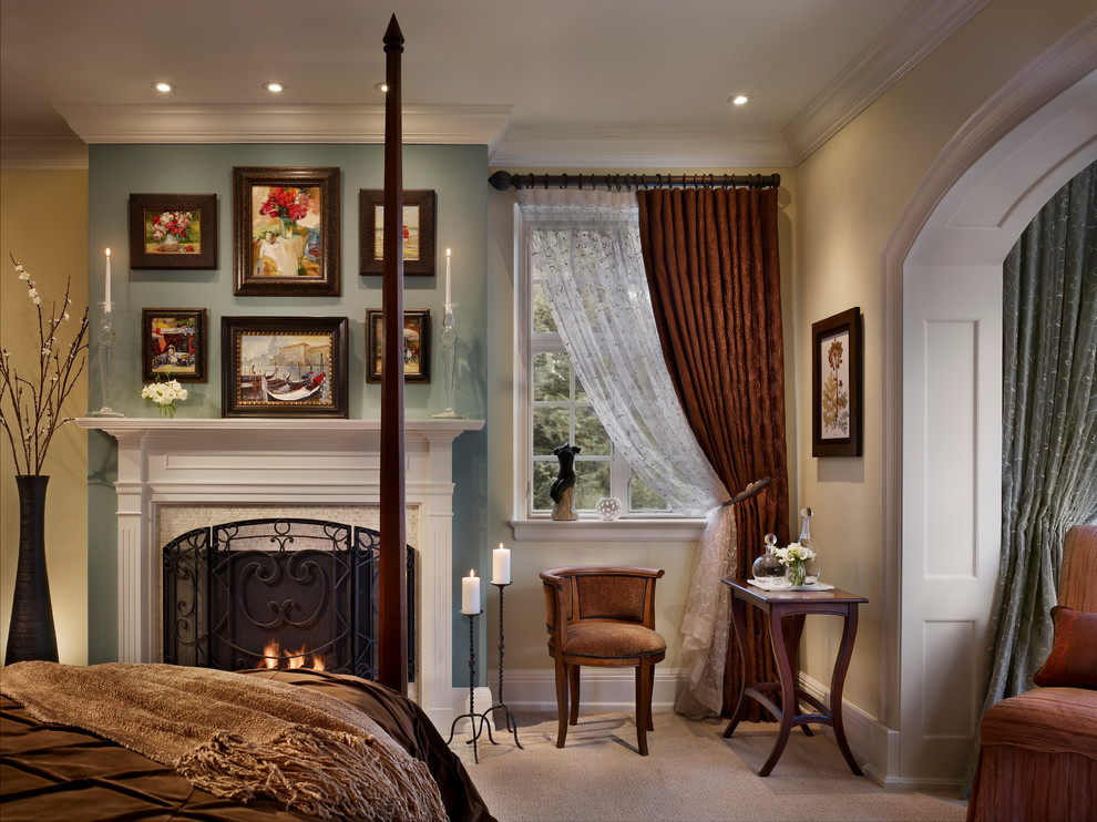 Aménagement d'une grande chambre classique avec un mur beige, une cheminée standard et un manteau de cheminée en pierre.