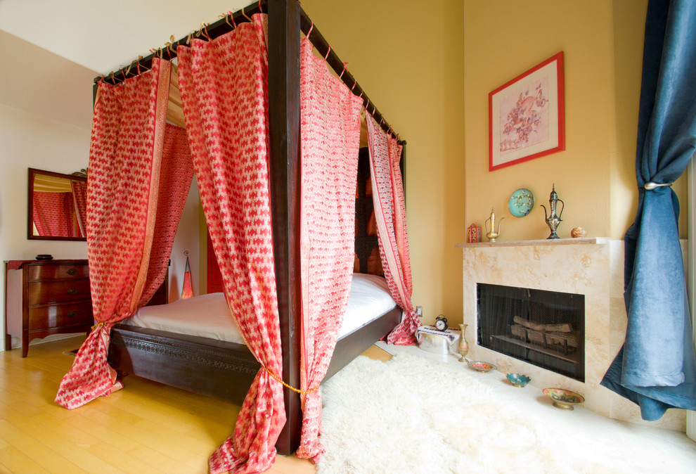 Diseño de dormitorio bohemio con chimenea de esquina