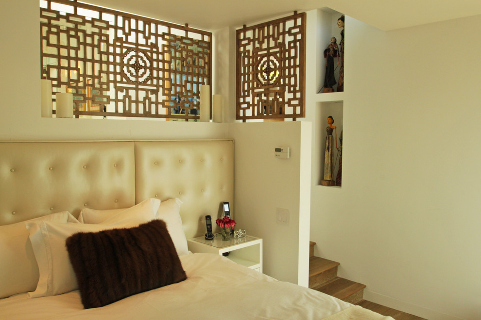Cette image montre une chambre bohème avec un mur beige.
