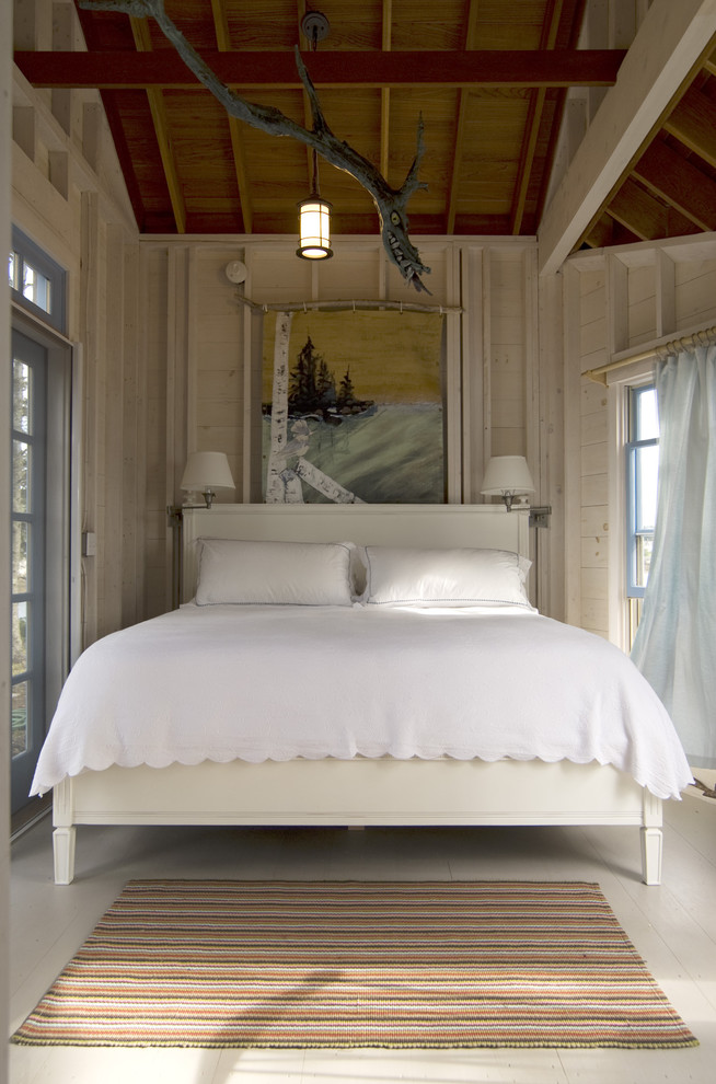 Diseño de dormitorio romántico con suelo de madera pintada