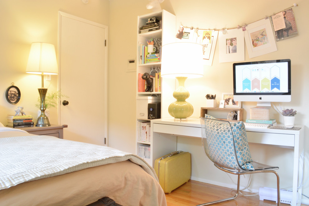 Aménagement d'une petite chambre parentale éclectique avec un mur beige et parquet clair.