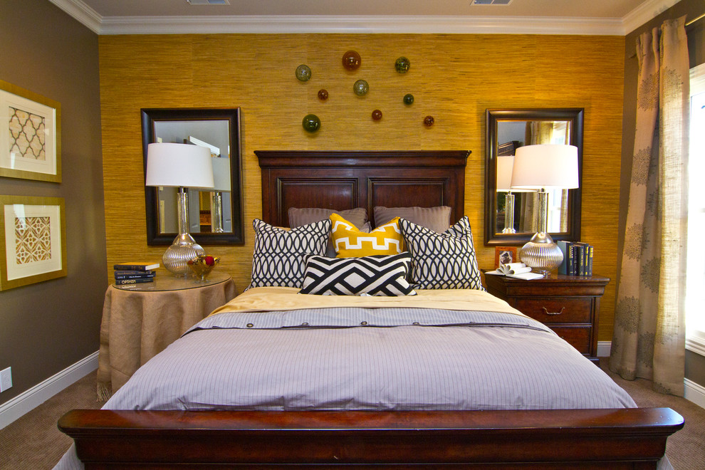 Стильный дизайн: спальня в стиле фьюжн с разноцветными стенами и ковровым покрытием - последний тренд