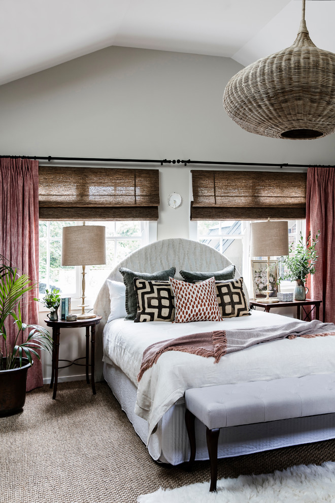 Idéer för att renovera ett mellanstort eklektiskt sovrum, med beige väggar och heltäckningsmatta
