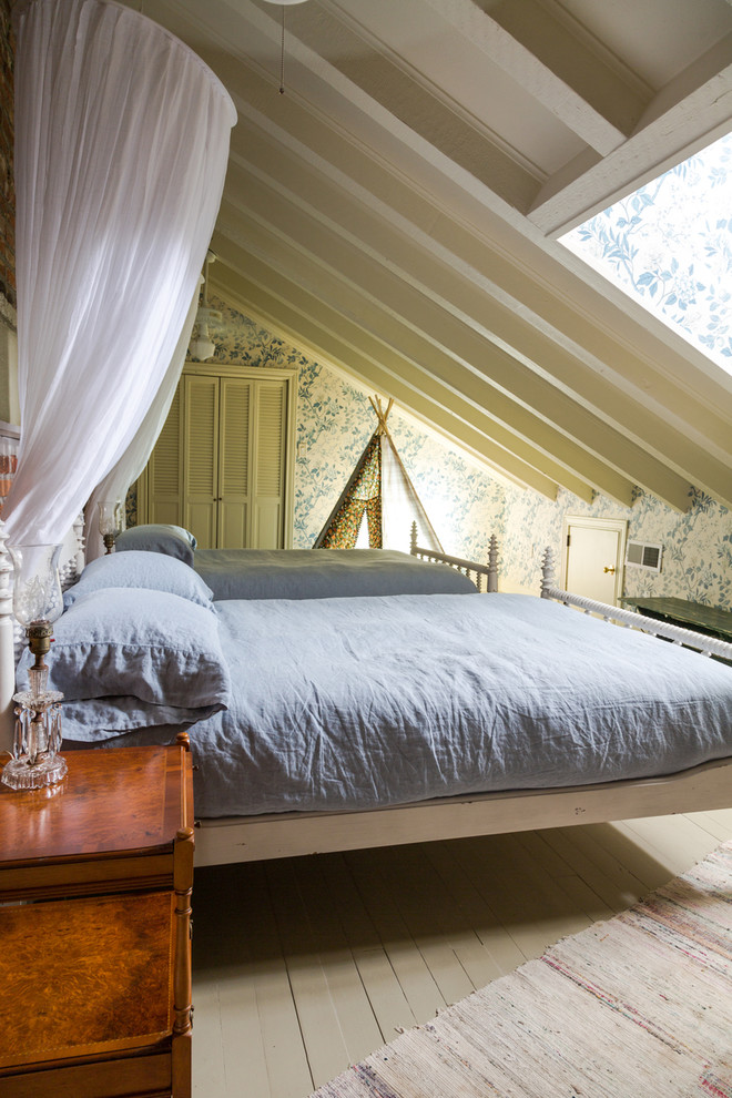 Стильный дизайн: гостевая спальня (комната для гостей) в стиле шебби-шик с разноцветными стенами и деревянным полом - последний тренд