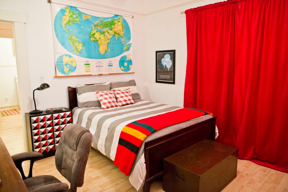 他の地域にあるエクレクティックスタイルのおしゃれな寝室 (白い壁、淡色無垢フローリング、暖炉なし、赤いカーテン) のレイアウト