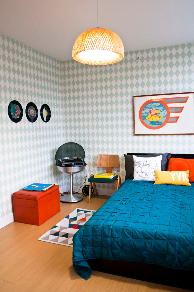 Пример оригинального дизайна: спальня в стиле фьюжн с разноцветными стенами и паркетным полом среднего тона