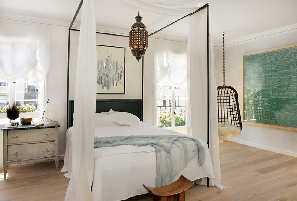 Immagine di una camera da letto stile shabby con pavimento in legno massello medio