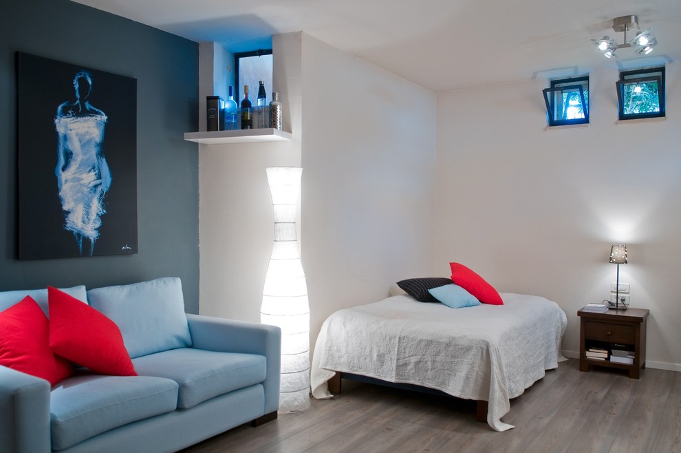Свежая идея для дизайна: спальня в современном стиле с разноцветными стенами, темным паркетным полом и акцентной стеной - отличное фото интерьера