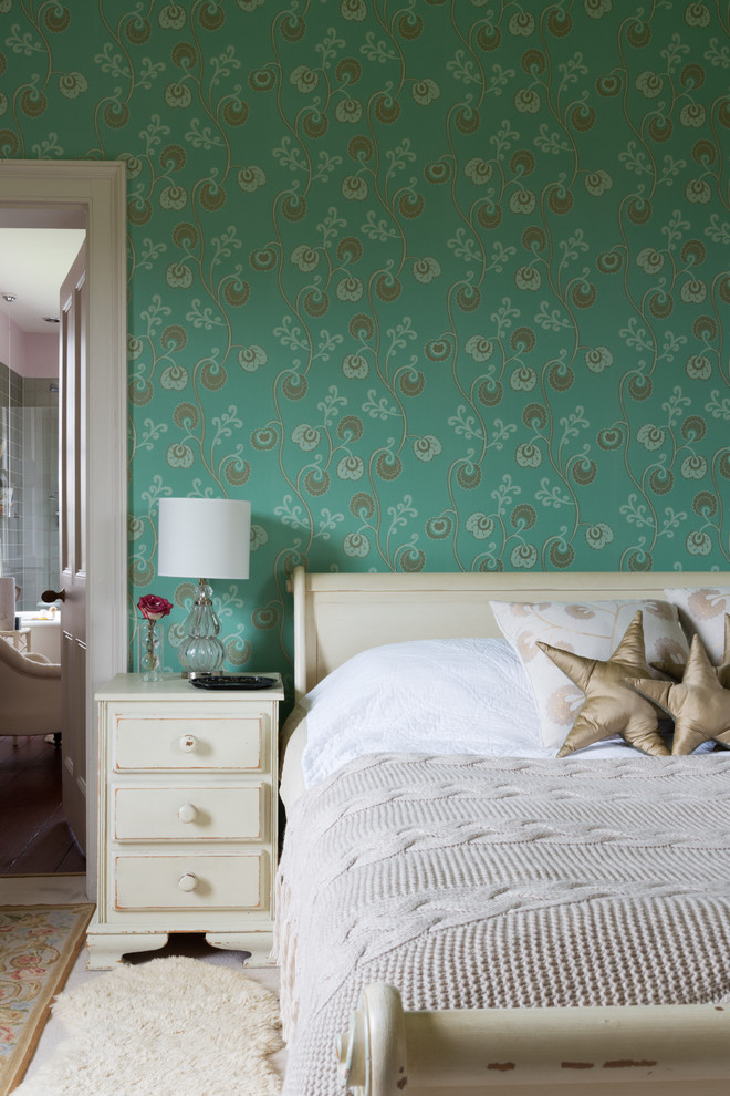 На фото: хозяйская спальня среднего размера в стиле фьюжн с зелеными стенами и ковровым покрытием с