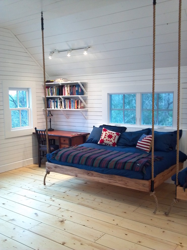 Ejemplo de dormitorio ecléctico con paredes blancas y suelo de madera clara