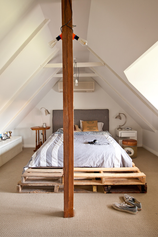 Eklektisches Schlafzimmer mit weißer Wandfarbe und Teppichboden in Perth