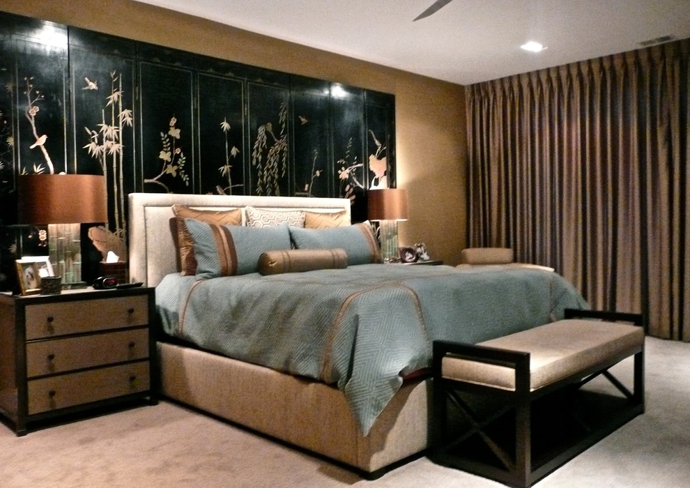 Свежая идея для дизайна: большая хозяйская спальня в стиле фьюжн с желтыми стенами и ковровым покрытием - отличное фото интерьера