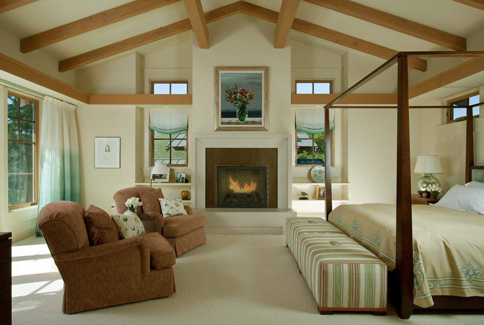 Imagen de dormitorio bohemio con paredes beige, moqueta, todas las chimeneas y marco de chimenea de metal