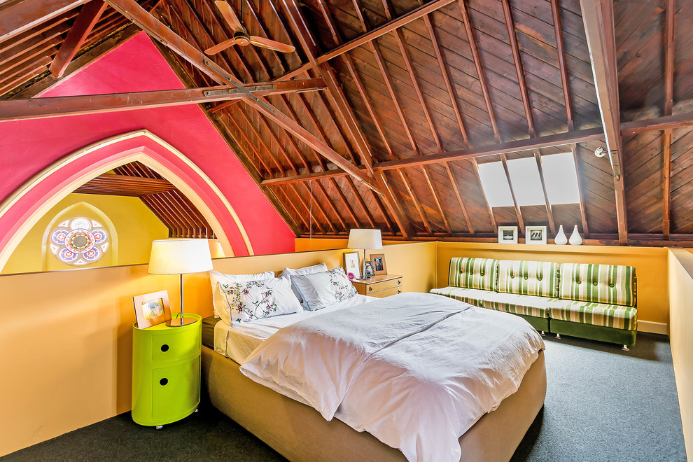 Idee per una grande camera da letto stile loft eclettica con pareti rosa, moquette e nessun camino