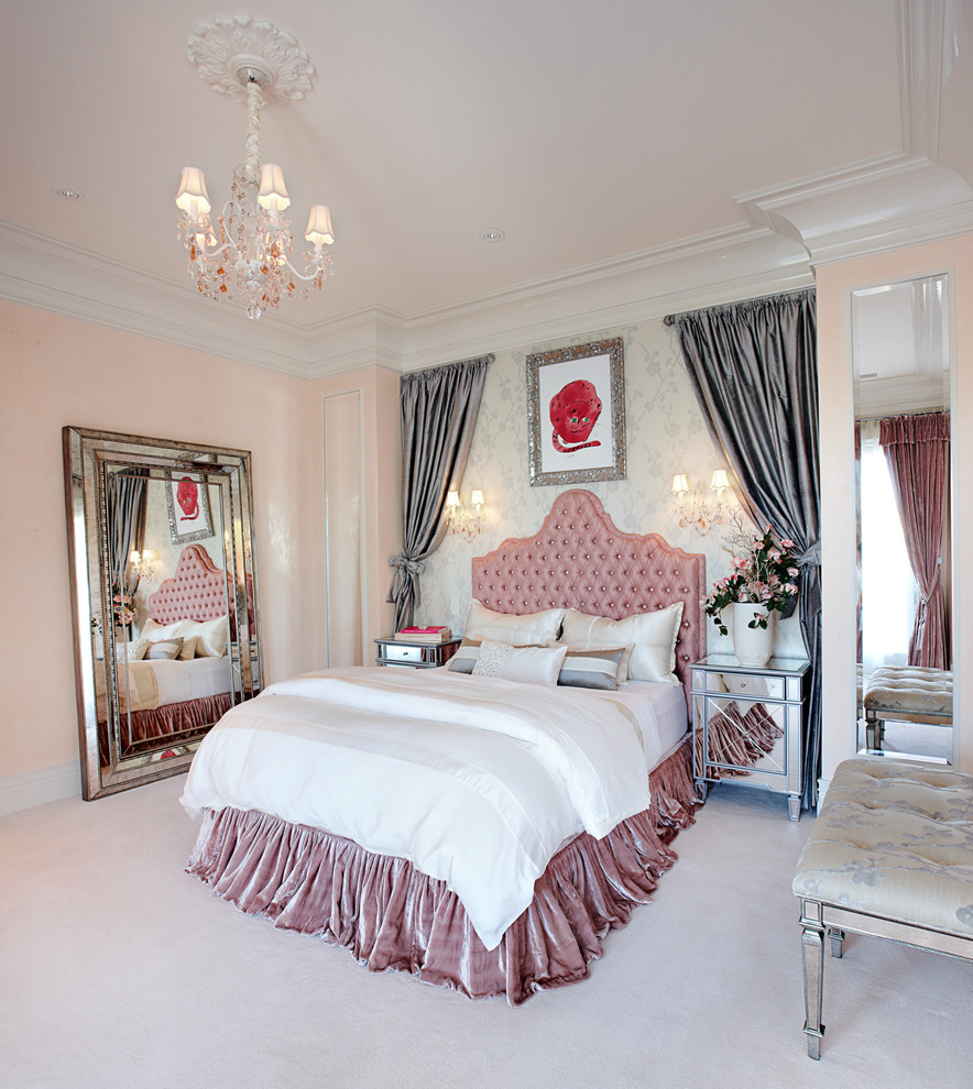 Пример оригинального дизайна: спальня в классическом стиле с розовыми стенами и ковровым покрытием