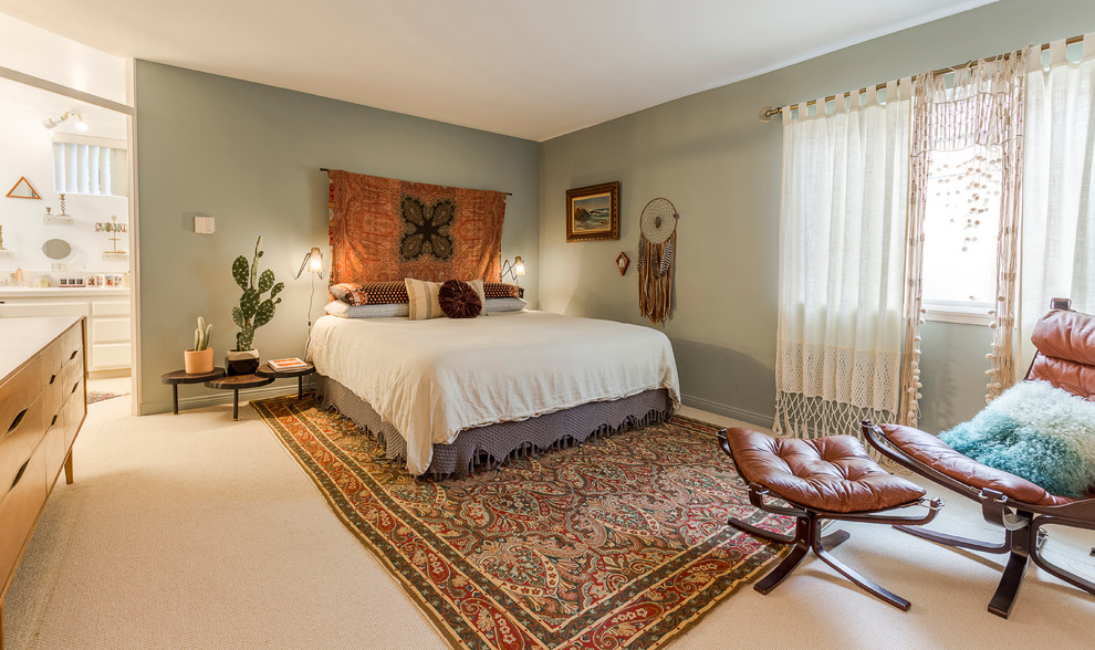 На фото: большая хозяйская спальня в стиле фьюжн с зелеными стенами, ковровым покрытием и бежевым полом без камина с