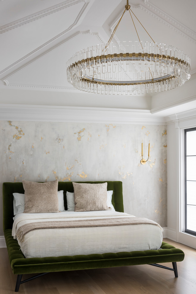 Modernes Gästezimmer ohne Kamin mit weißer Wandfarbe und beigem Boden in New York