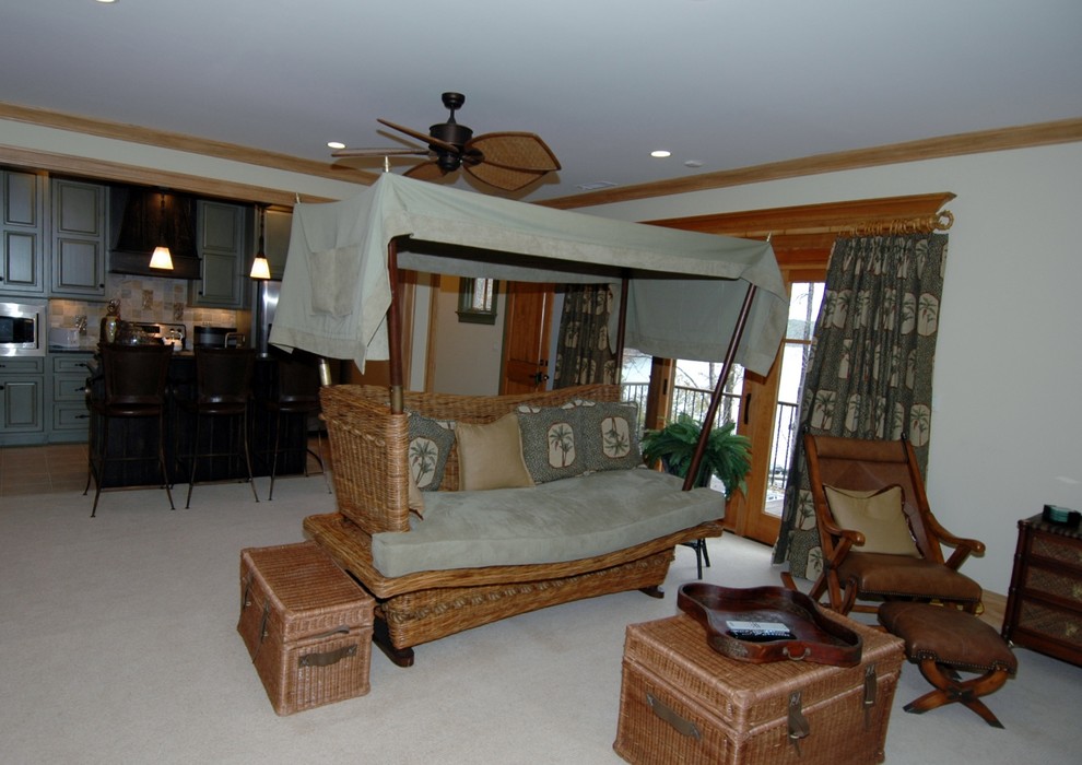 Esempio di una camera da letto stile loft tropicale di medie dimensioni con pareti beige e moquette